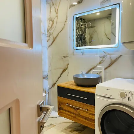 Modern & Classy Centre For 4 Guests & Parking 아파트 *
