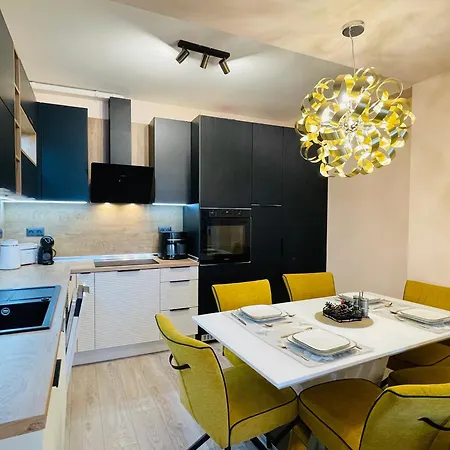 Modern & Classy Centre For 4 Guests & Parking 아파트