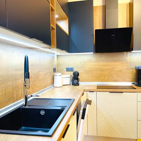 Modern & Classy Centre For 4 Guests & Parking