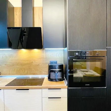 Modern & Classy Centre For 4 Guests & Parking
