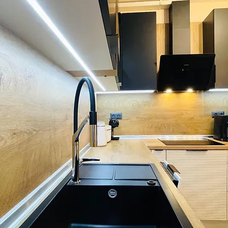 Modern & Classy Centre For 4 Guests & Parking 아파트