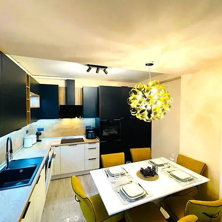 Modern & Classy Centre For 4 Guests & Parking *